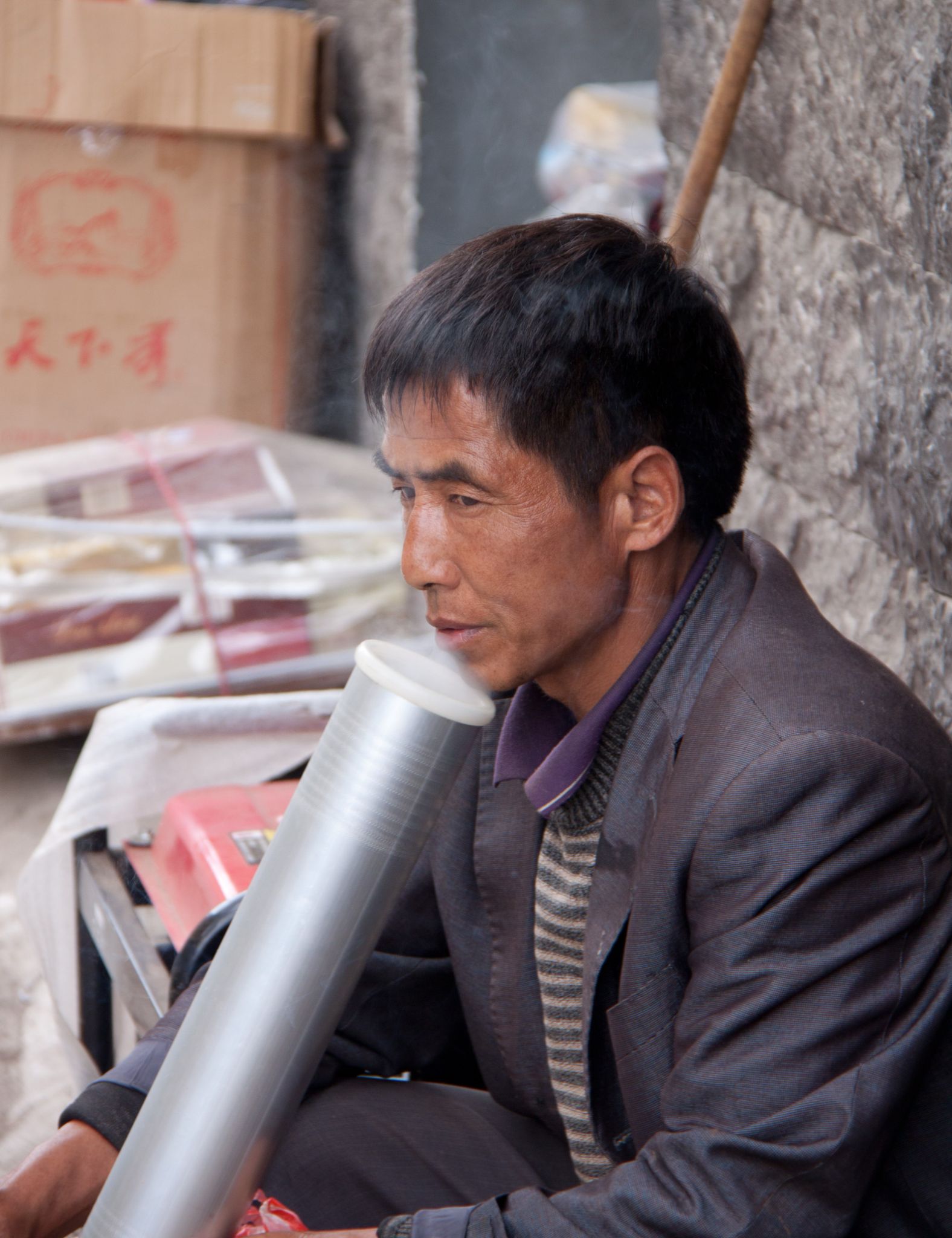 China Yuangyang rauchender Mann