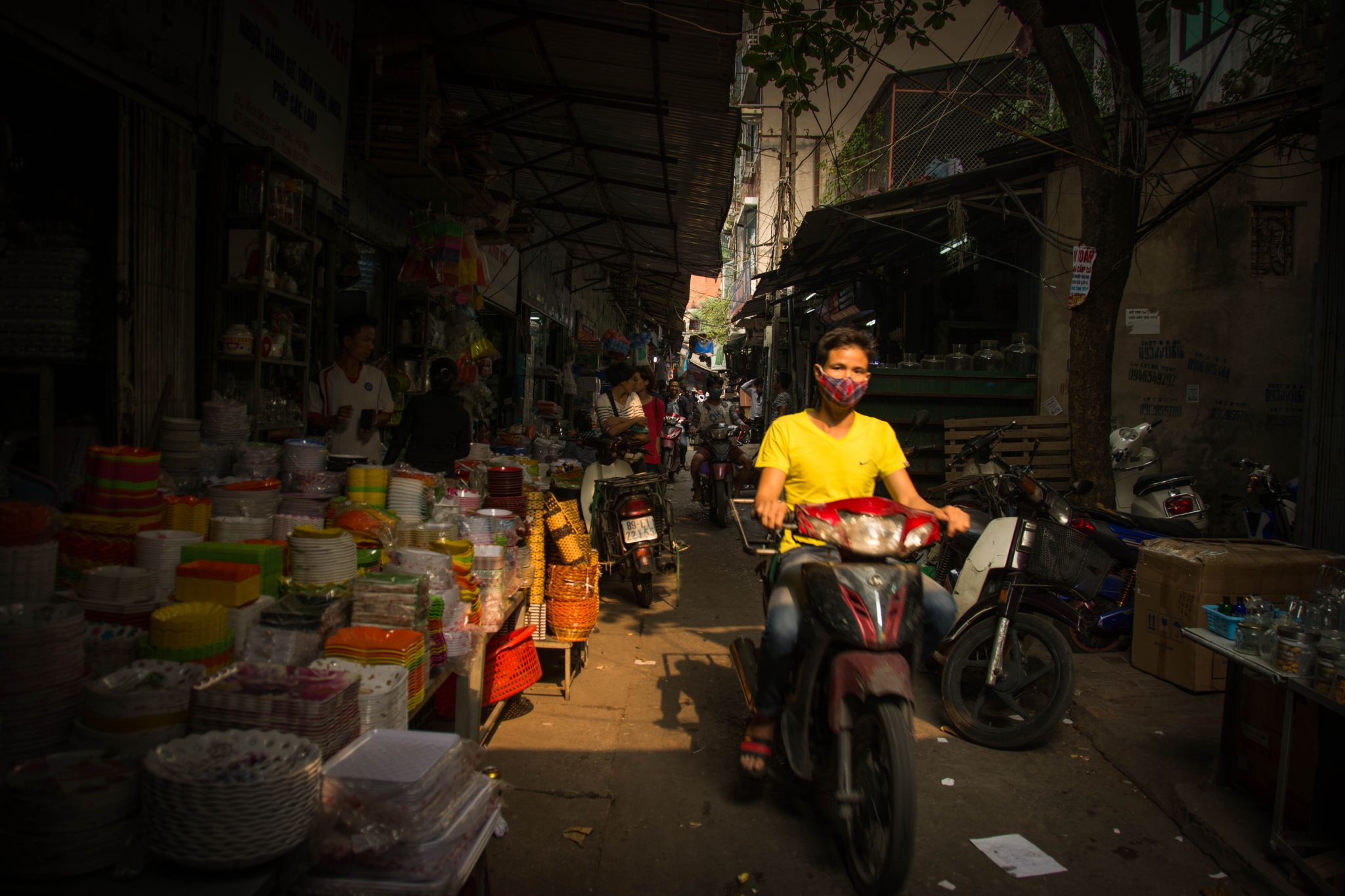 Vietnam Hanoi Mopedfahrer